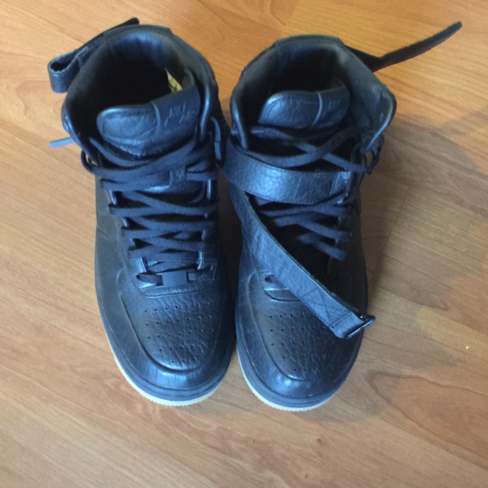 Black nike shoe